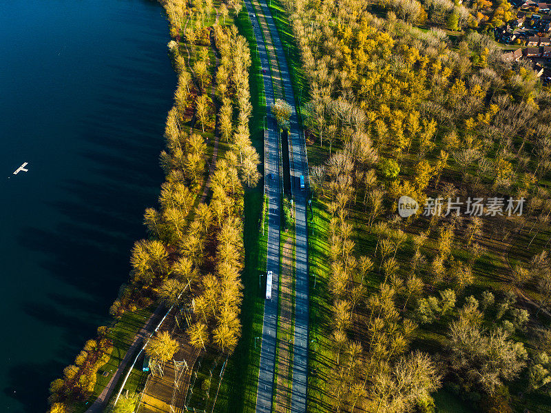 英国高速公路上的交通的无人机视图