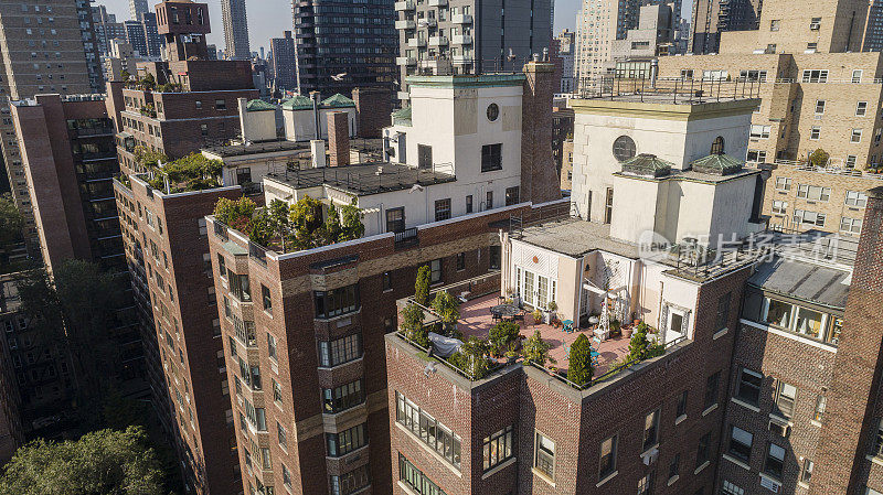 绿色屋顶，住宅建筑的屋顶上有花园和露台