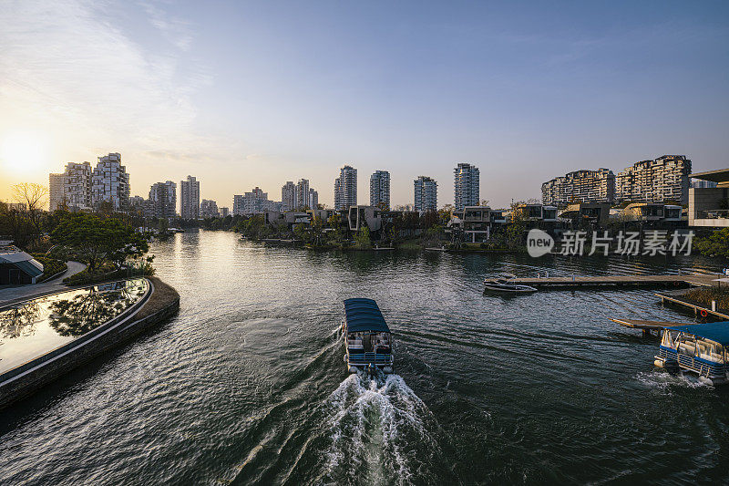 黄昏时分，现代城市的天空边界是溪流