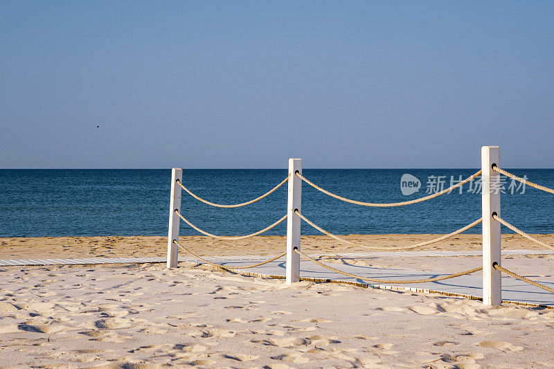 木制海滩白色木板路与沙子为背景