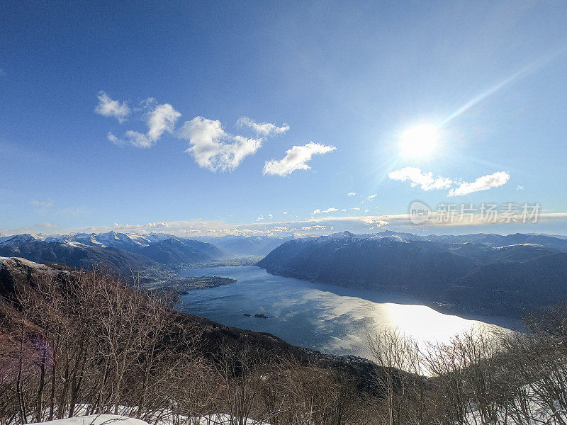 从山顶俯瞰马乔雷湖和阿斯科纳湖