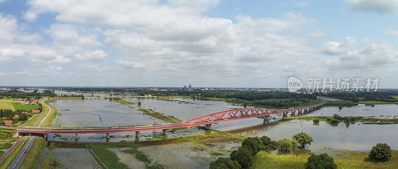 Hanzeboog火车桥在高水位的IJssel河上