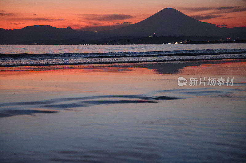 日落海滩上的富士山剪影