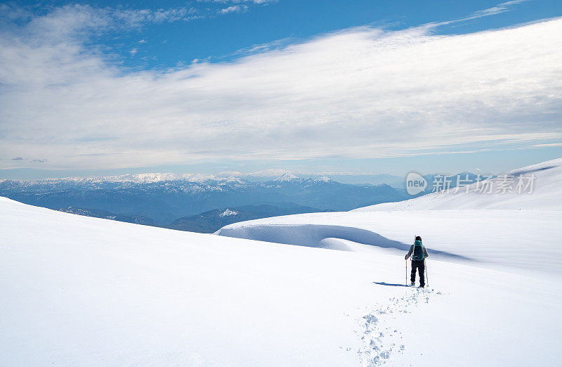 成功的登山运动员就是在冬天的雪地里走在高山的顶峰上