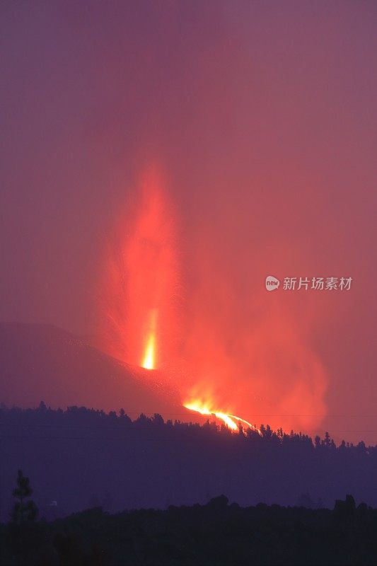 康伯维哈火山爆发。火山锥和火山弹飞向黎明山。