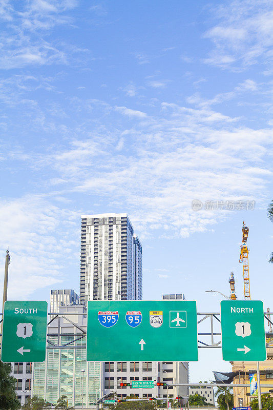 美国佛罗里达州迈阿密市中心，自由塔的清晨全景和天际线。