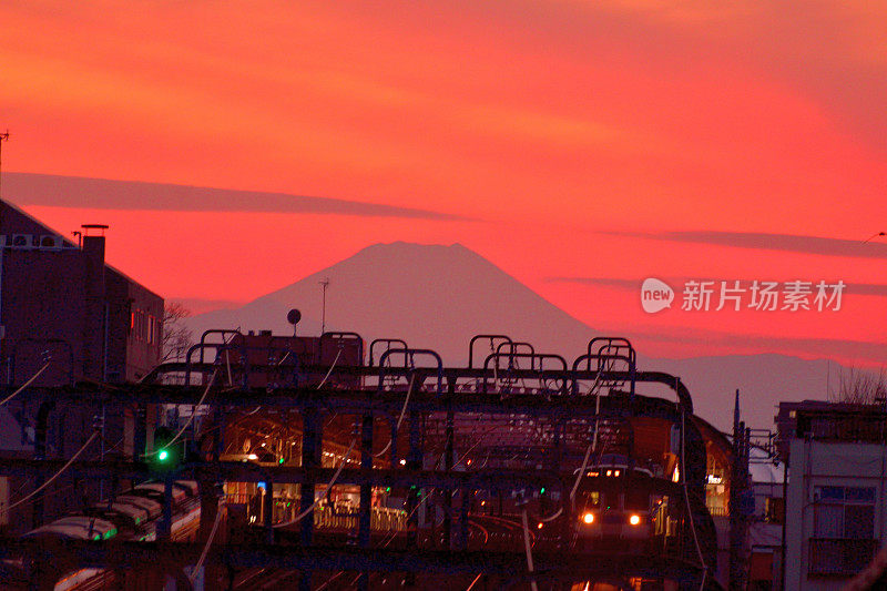 日落后的富士山:东京住宅区的景色