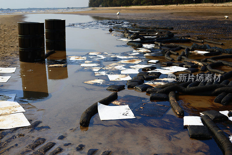 海洋和海滩被石油污染了。原油泄漏在城市海滩的沙滩上