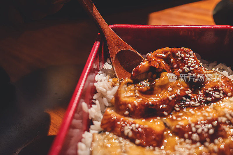 桌上炒鳝鱼饭