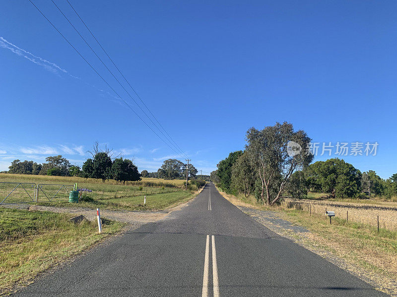 通往地平线的乡村道路