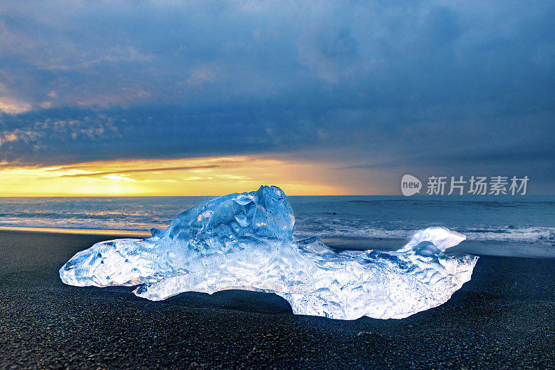 在冰岛的Jokulsarlon，一块精致的冰被冲上了被称为钻石海滩的灰海滩