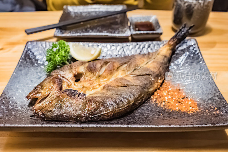 阿特卡鲭鱼，日本料理烤鄂霍次克鲭鱼，刚煮好的阿特卡鲭鱼被放在一个盘子里