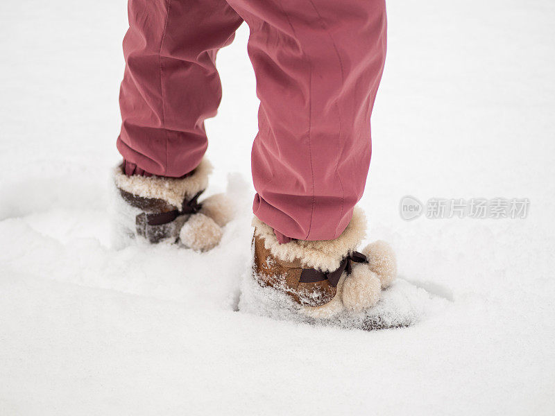 雪地上的小女孩