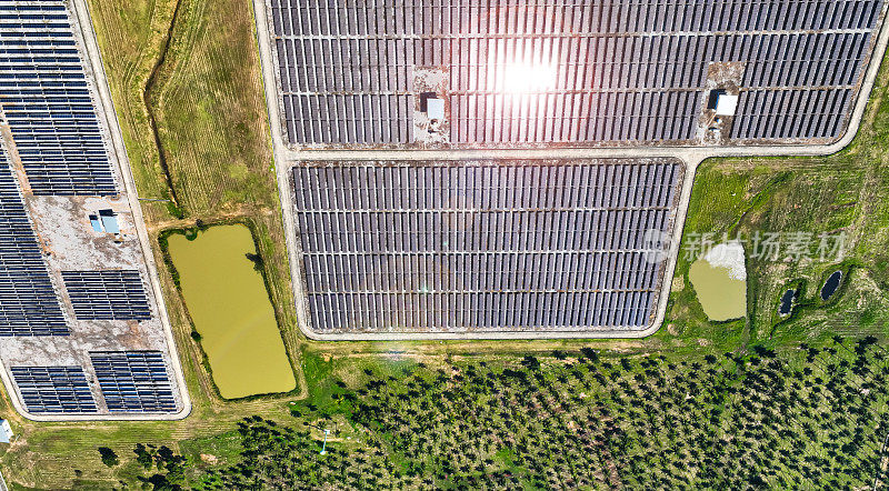 鸟瞰清洁能源与可替代能源的太阳能电池板，太阳能场建设可再生能源太阳能电池板的一个领域的背景