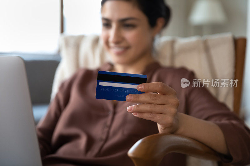 关注女性手中的银行信用卡。