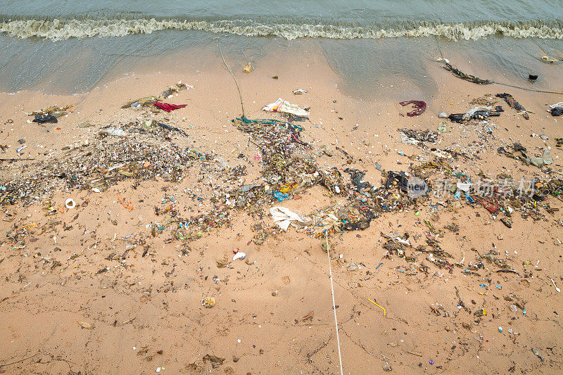 春武里省西拉查被污染的海滩
