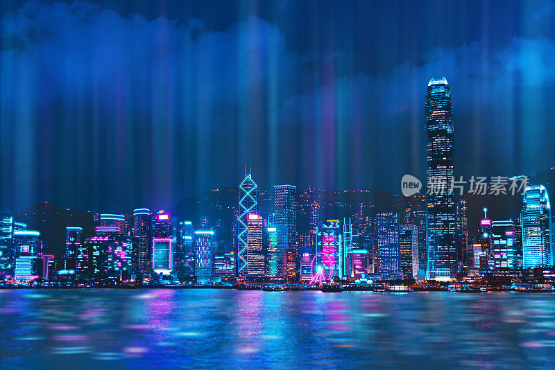香港城市夜景维多利亚港上空的城市天际线与海港倒影，赛博朋克色彩风格。