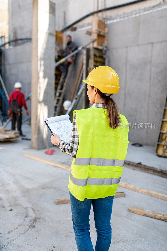 有吸引力的女建筑师监督施工现场的工作