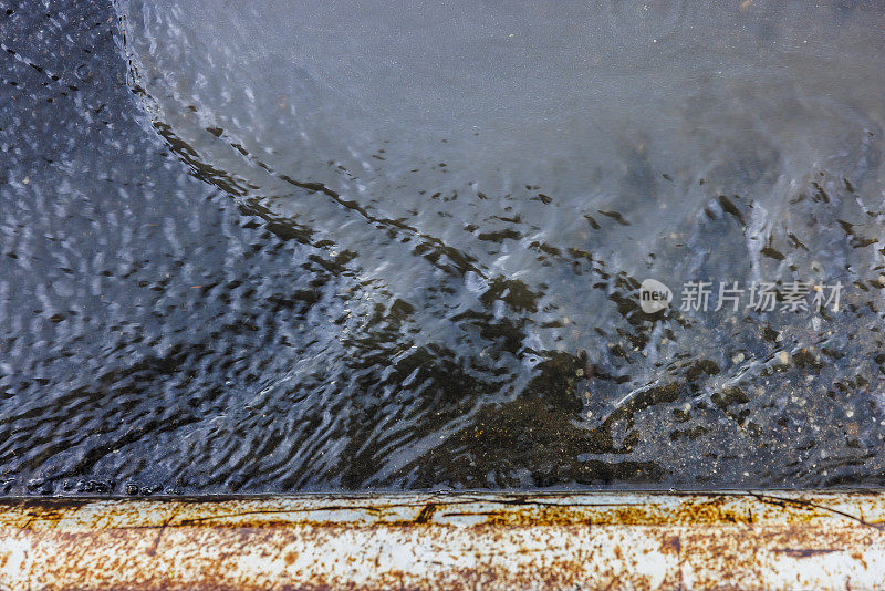 由于暴雨，街道被雨水淹没了。