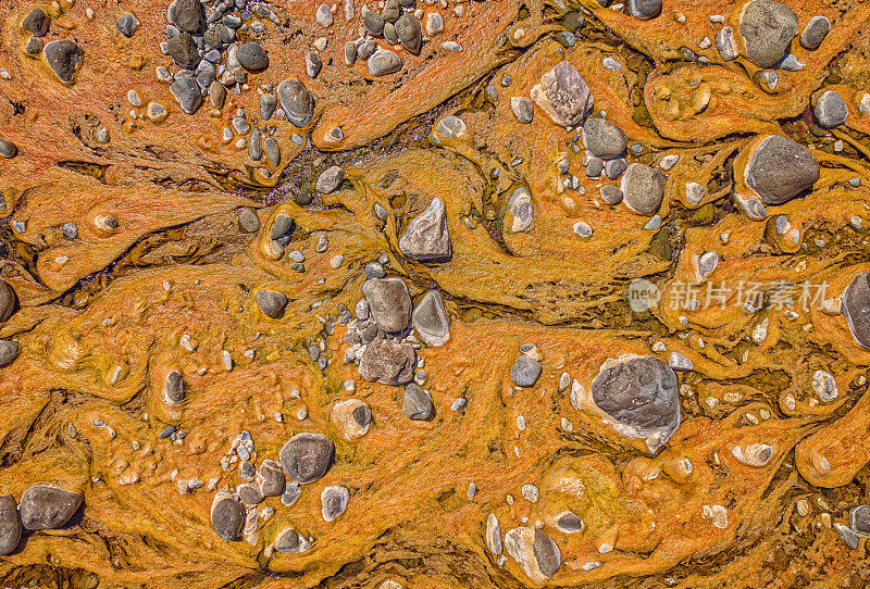 濒死溪流中黏液和岩石的抽象形态鸟瞰图