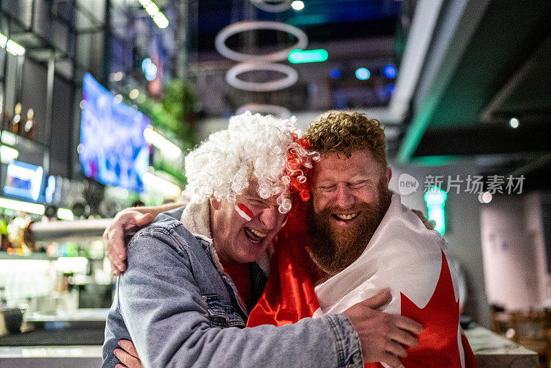 加拿大队球迷在酒吧里拥抱