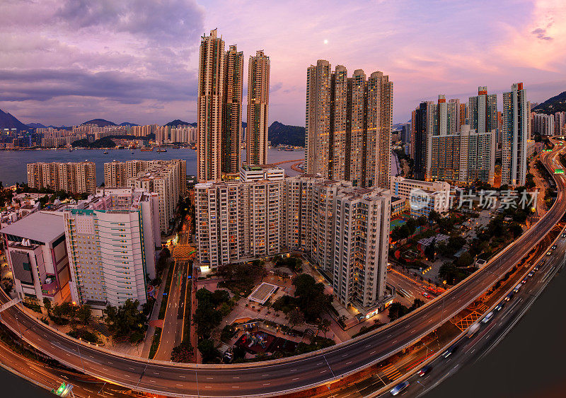 高速公路-香港东部走廊经过一个住宅区。