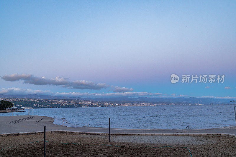 可眺望海滩和海景，远处是海滨小镇