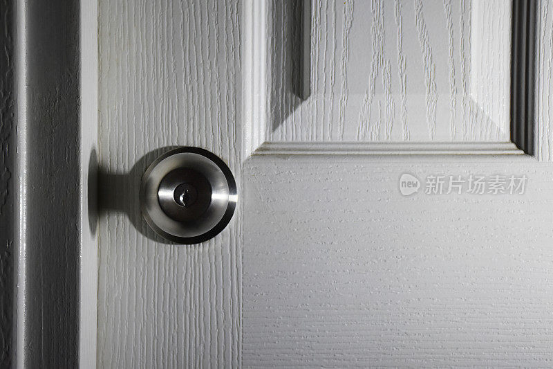 门，金属圆形门把手和锁