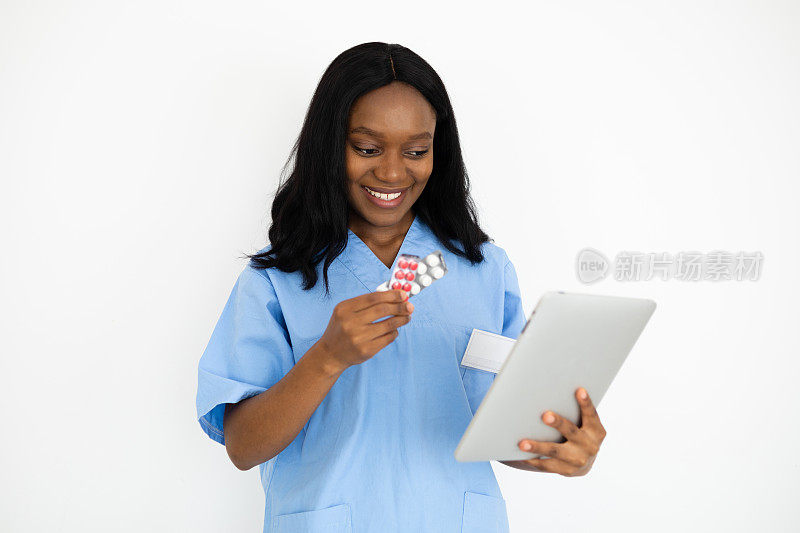 工作室画像的年轻医生使用平板电脑和建议她的病人在线