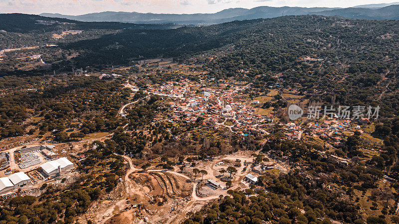 夏季奥克勒村的鸟瞰图，贝加马-伊兹密尔