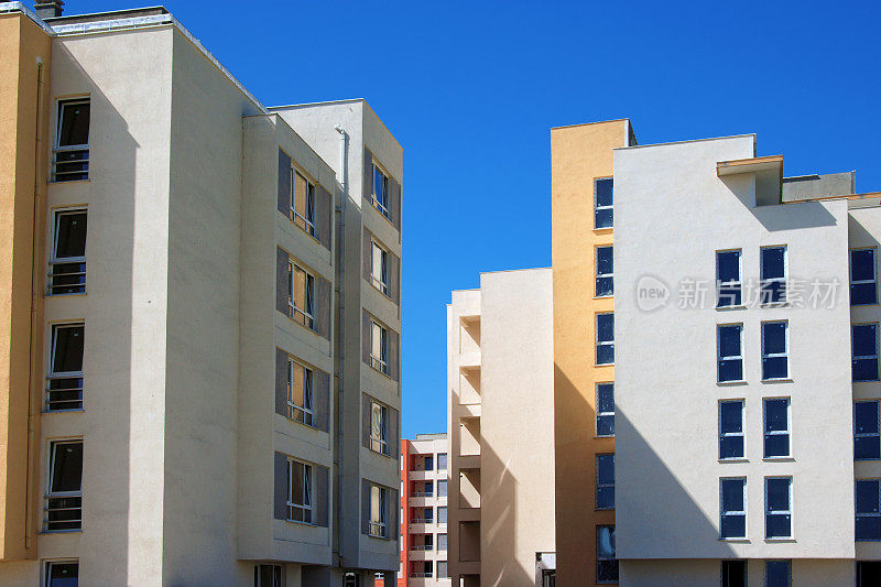 天空中不完整的新住宅楼