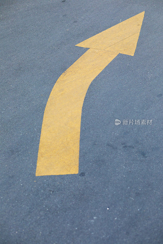 街道上有黄色箭头标志