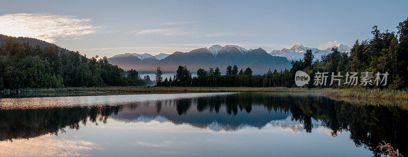新西兰马西森湖的黎明破晓
