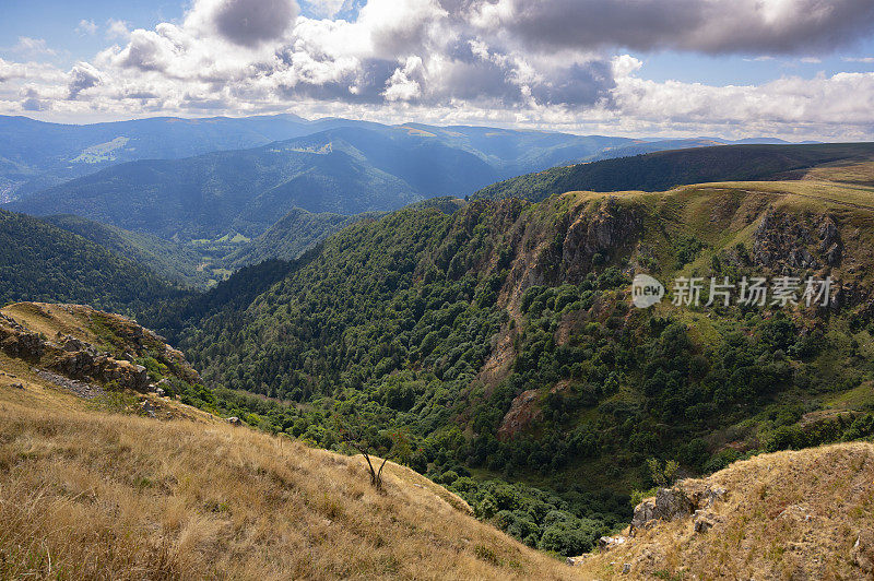 在一个美丽的夏日，从Hohneck山顶俯瞰孚日山脉