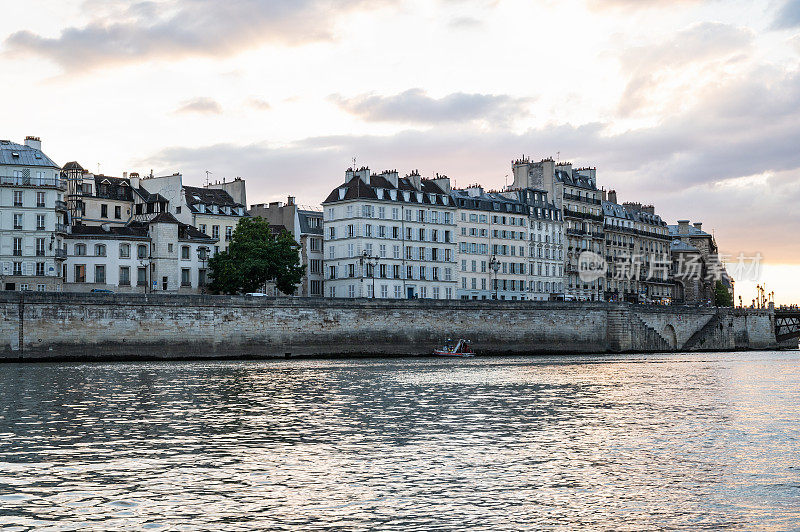 从塞纳河上的船上看，法国巴黎。夜晚的建筑