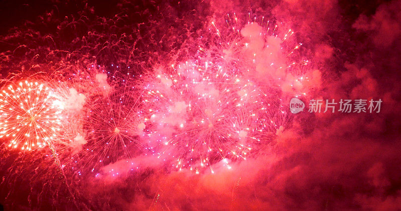 红烟花庆2023年新年快乐，7月4日国庆佳节。晚上放红色烟花庆祝国庆。2023年新年晚会倒计时活动