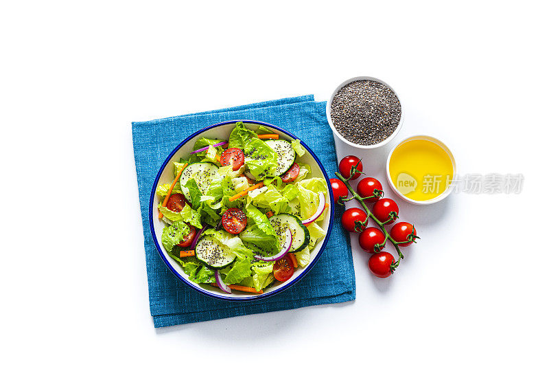 健康沙拉，奇亚籽和橄榄油从上面的白色背景拍摄
