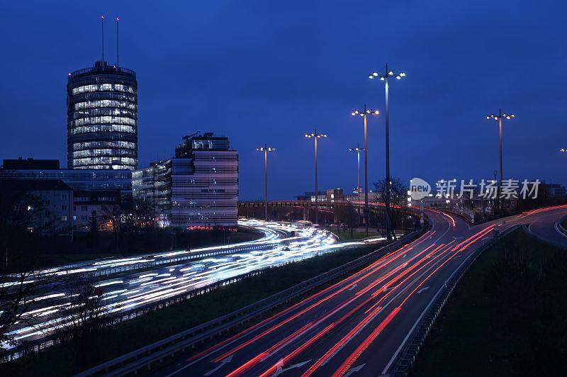 高角度的车辆在交通堵塞期间，在傍晚的灯光小径上的回合高峰时间
