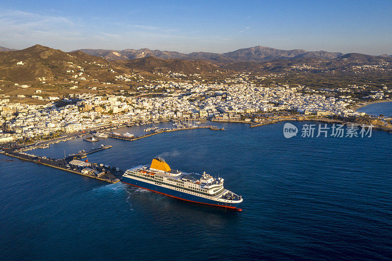 渡轮离开纳克索斯港，鸟瞰图，基克拉迪斯群岛，希腊