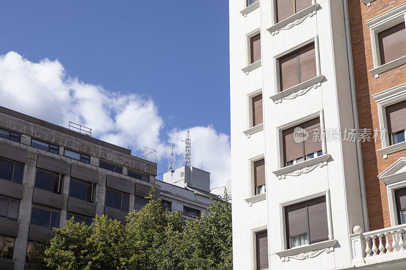 西班牙一座城市的传统风格建筑与现代建筑相邻