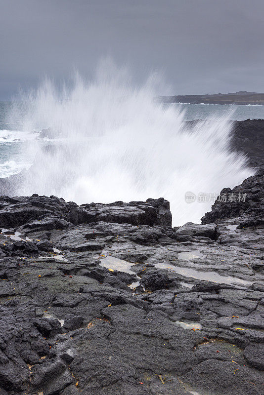 海浪冲击着冰岛沿岸的布里姆克提尔海岸