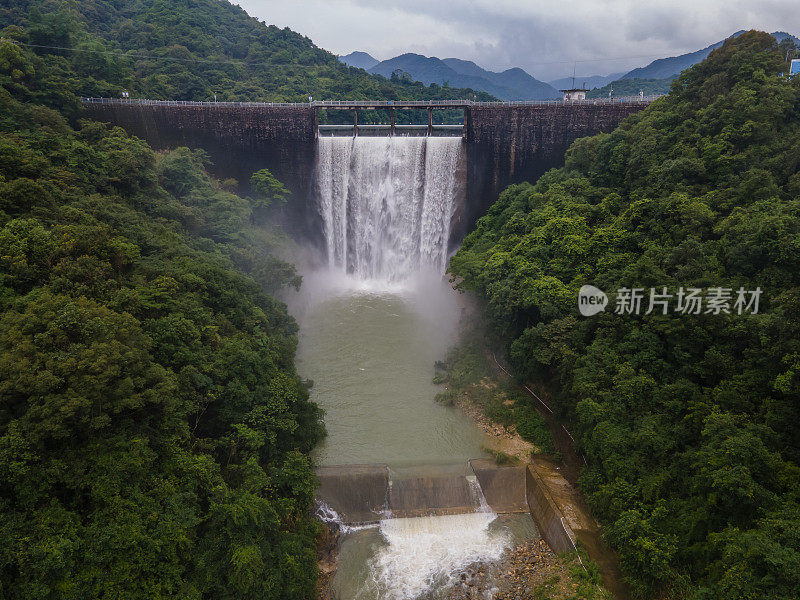 大型水库泄洪鸟瞰图