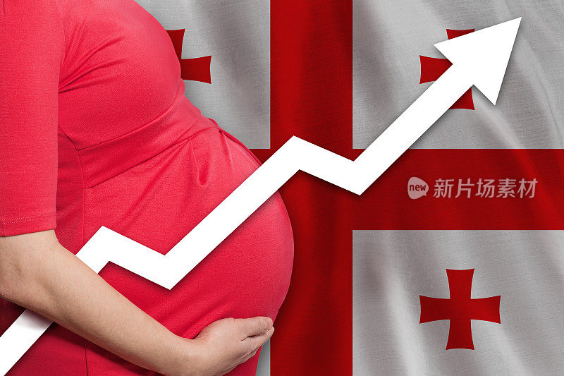 格鲁吉亚孕妇在格鲁吉亚背景国旗上。出生率上升