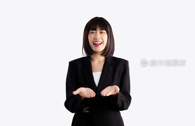 漂亮的亚洲女人在商务夹克西装摆出微笑和手展示在白色背景。