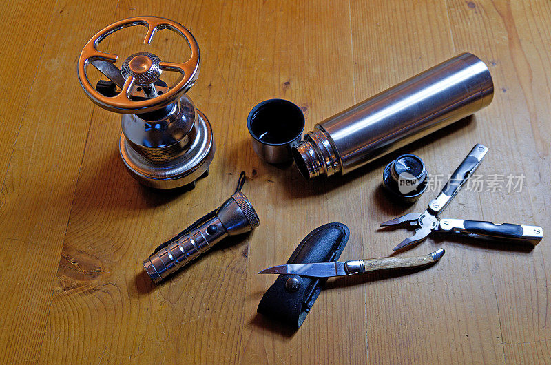 炉子，保温瓶，手电筒，刀和多功能工具