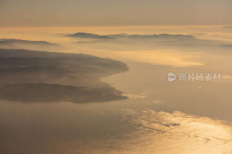 日出时地平线上的雾山在博德鲁姆火鸡附近