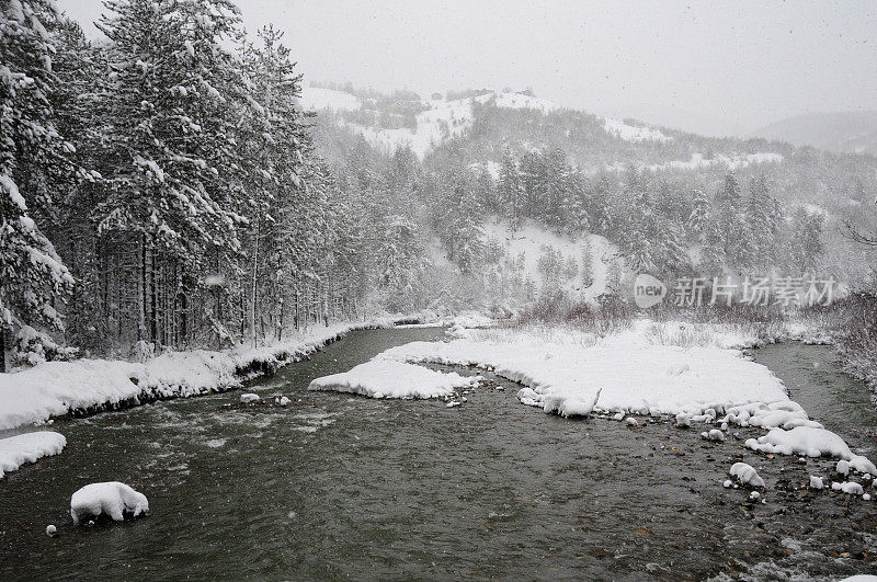 冬天下雪时在山谷里流小溪