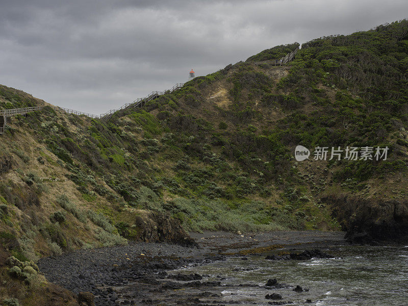 多岩石的海岸线