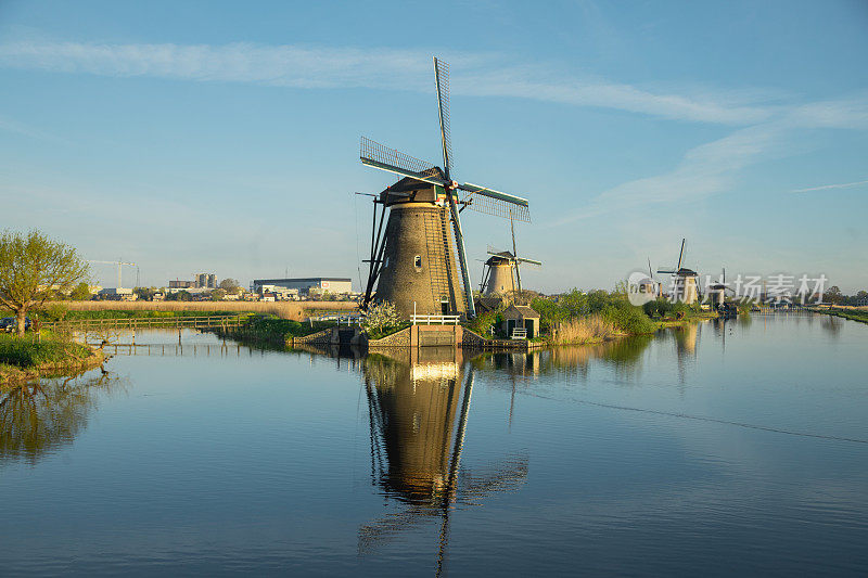 荷兰日出时的传统风车群是世界文化遗产