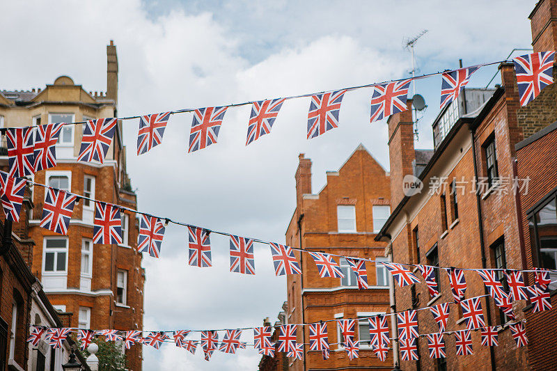 在英国伦敦，串串的英国国旗装饰着节日装饰